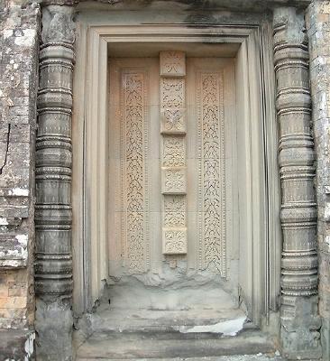 A door at Preah Rup