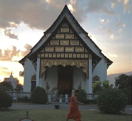 Wat Chedi Luang, at dusk