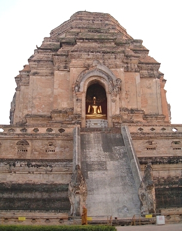 Wat Chedi Luang: Buddha up inside, a monk out front