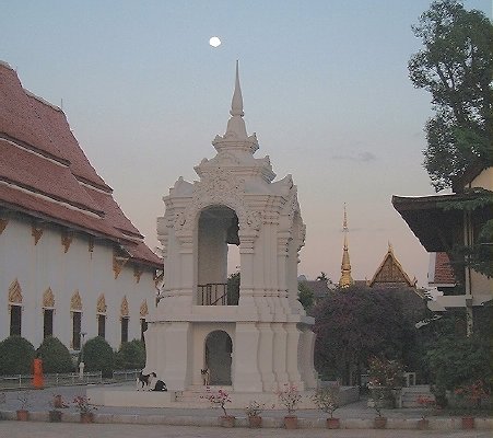 The bell (gong?) tower, also at Wat Chedi Luang